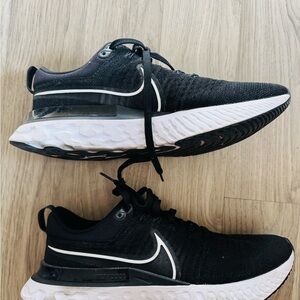 Nike Men's Black and White Sneakers